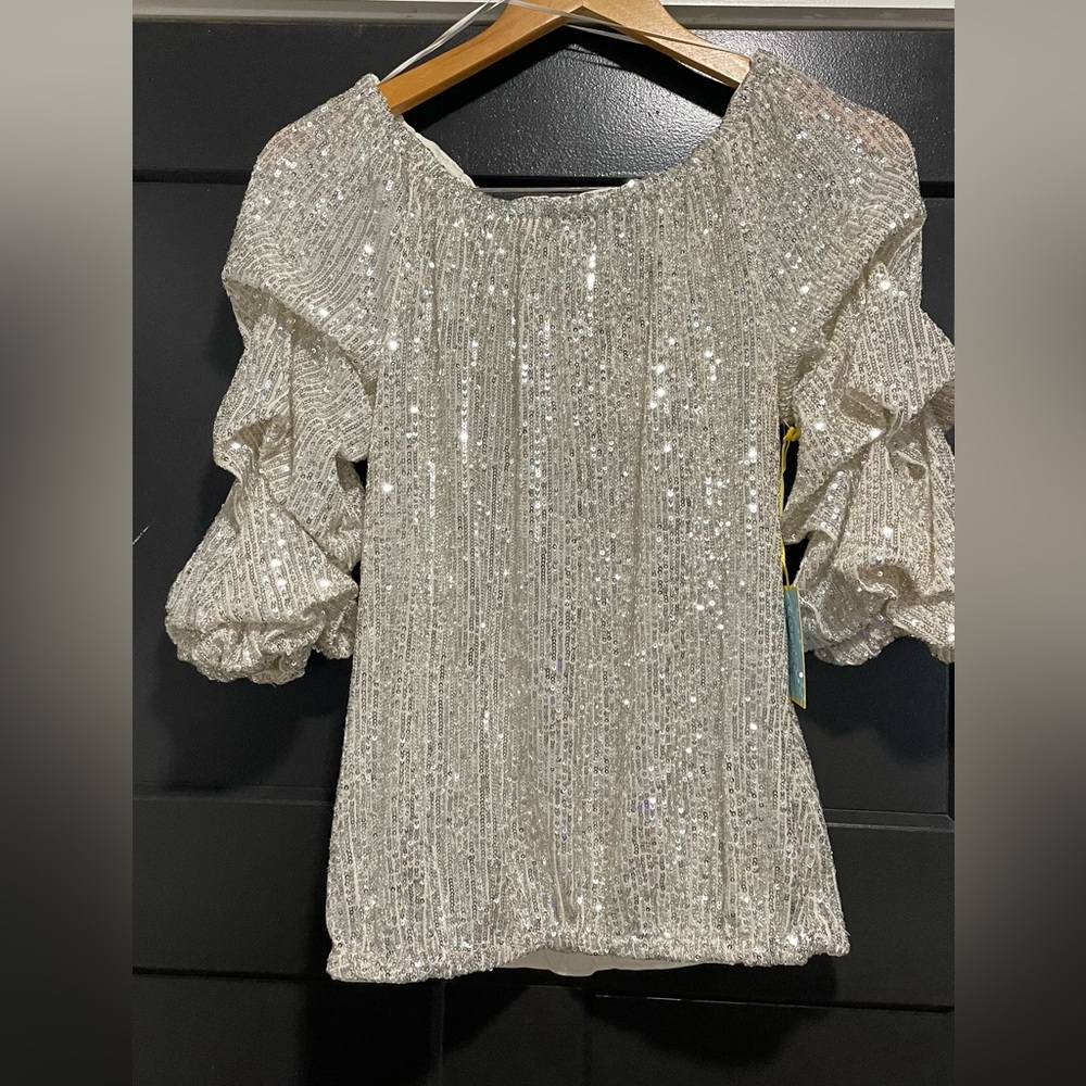 ✨Stunning sparkling top from CC